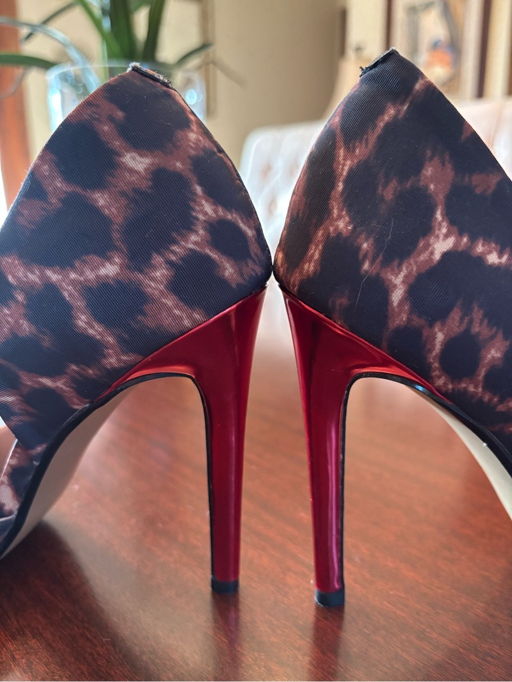 Betsey Johnson Leopard Print Pointed Toe Pumps with Black Bow & Red Heel SZ 7.5